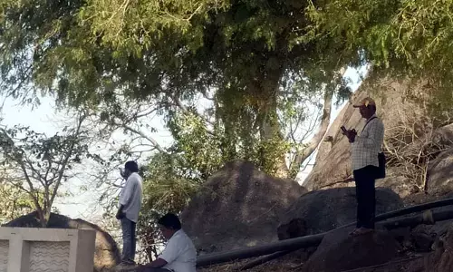 కొండగట్టులో సిగ్నల్ ప్రాబ్లం.. జర్నలిస్టుల తిప్పలు