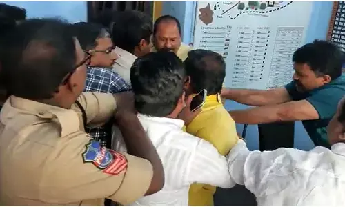 సర్పంచ్ vs మండలాధ్యక్షుడు: పోలీస్ స్టేషన్‌లోనే కొట్టుకున్న BRS నేతలు!