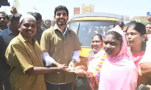 మాట తప్పని Nara Lokesh.. హమీద్ బాషాకు కొత్త ఆటో అందజేత