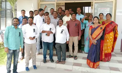 పీఆర్సీ కోసం నల్ల బ్యాడ్జీలు ధరించి విద్యుత్ ఉద్యోగుల నిరసన