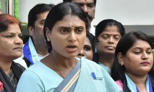 మళ్లీ KCRను సీఎం ఎందుకు చేయాలో చిన్న దొర చెప్పాలి?: Y S Sharmila