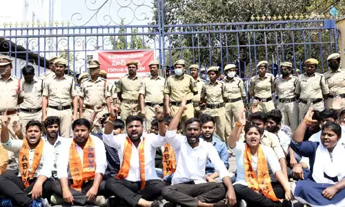 ప్రీతి కుటుంబానికి ప్రభుత్వం న్యాయం చేయాలి.. డీఎంఈ ముట్టడికి ఏబీవీపీ యత్నం