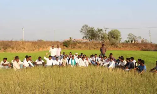 వినూత్న రీతిలో నిరసన చేపట్టిన రైతులు...