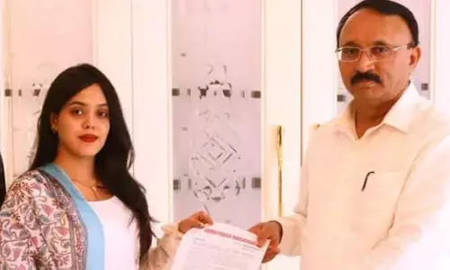 సీఎం కేసీఆర్ దృష్టికి తీసుకెళ్లండి.. తోట చంద్రశేఖర్‌కు Priyanka Dandi వినతి పత్రం