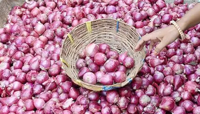 మార్కెట్లో ఉల్లి లొల్లి.. భారీగా పెరిగిన ధరలు! మార్కెట్లో ఉల్లి లొల్లి.. భారీగా పెరిగిన ధరలు!
