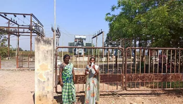 సబ్ స్టేషన్ ఎదురుగా మహిళా ఆత్మహత్యాయత్నం సబ్ స్టేషన్ ఎదురుగా మహిళా ఆత్మహత్యాయత్నం