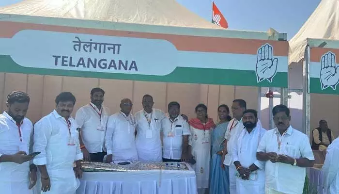 రాయిపూర్లో జరిగిన కాంగ్రెస్ప్లీనరీకి హాజరైన తెలంగాణనాయకులు రాయిపూర్లో జరిగిన కాంగ్రెస్ప్లీనరీకి హాజరైన తెలంగాణనాయకులు