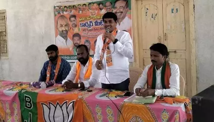 దళితులను అణగదొక్కుతున్న సర్కారుకు రసమయి మద్దతుగా ఉండడం భాదాకరం దళితులను అణగదొక్కుతున్న సర్కారుకు రసమయి మద్దతుగా ఉండడం భాదాకరం