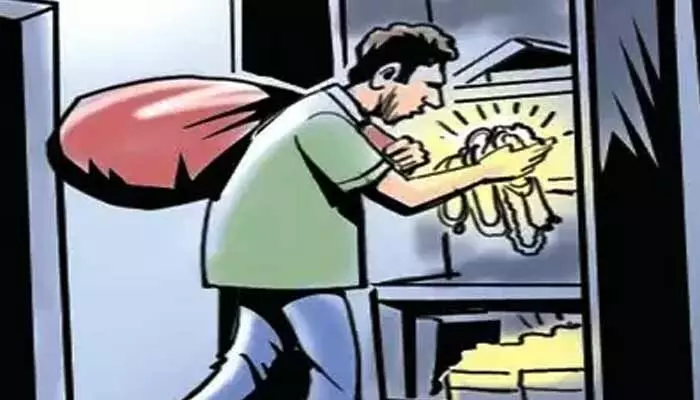 ముందు మంచి నీళ్లు అడిగాడు... ఆ తర్వాత మెల్లగా ఇంట్లోకొచ్చి... ముందు మంచి నీళ్లు అడిగాడు... ఆ తర్వాత మెల్లగా ఇంట్లోకొచ్చి...