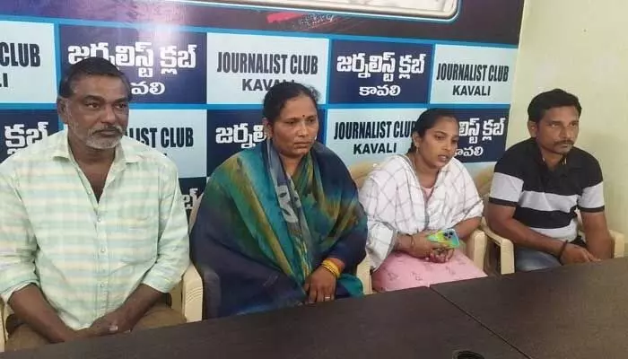 Ap News: న్యాయం చేస్తామని గెంటేస్తారా? Ap News: న్యాయం చేస్తామని గెంటేస్తారా?