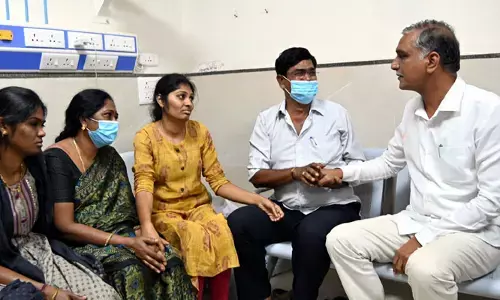 ప్రీతి కుటుంబ సభ్యులను పరామర్శించిన హరీశ్ రావు