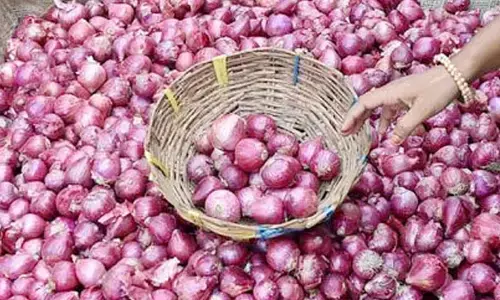 మార్కెట్‌లో ఉల్లి లొల్లి.. భారీగా పెరిగిన ధరలు!