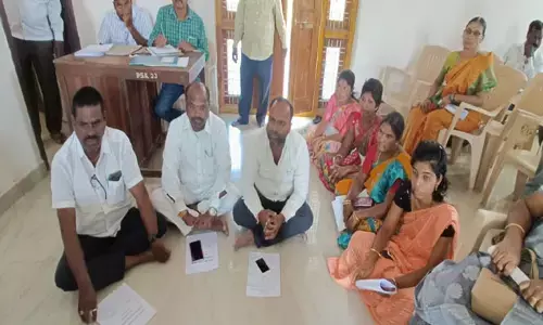 బిల్లులు రావడంలేదని.. అధికార పార్టీ సర్పంచ్‌లు నేలపై కూర్చుని  నిరసన