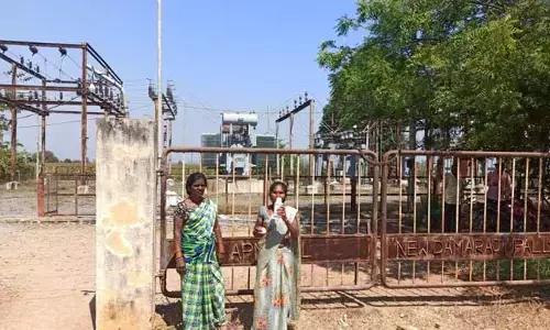 సబ్ స్టేషన్ ఎదురుగా మహిళా ఆత్మహత్యాయత్నం