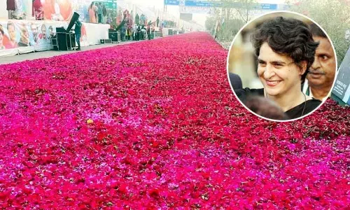 6 టన్నుల గులాబీలతో ప్రియాంక గాంధీకి ఘన స్వాగతం (వీడియో)
