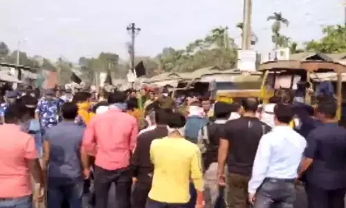 కేంద్ర మంత్రి కాన్వాయ్ పై రాళ్ల దాడి