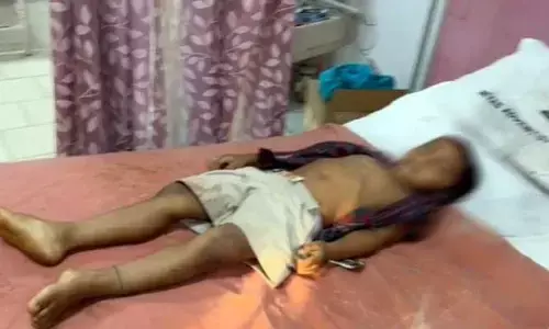 Eluru: నూజివీడులో విషాదం.. స్కూలు గోడ కూలి విద్యార్థి దుర్మరణం