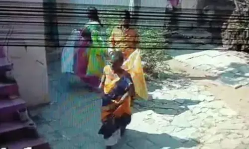 జోగిపేటలో మహిళా దొంగల హల్‌చల్‌.. చిత్తు కాగితాల పేరిట గల్లీల్లో తిరుగుతూ..
