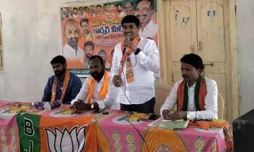 దళితులను అణగదొక్కుతున్న సర్కారుకు రసమయి మద్దతుగా ఉండడం భాదాకరం