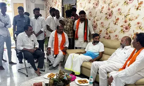 గంట రవి కుమార్ ను పరామర్శించిన బండి సంజయ్..
