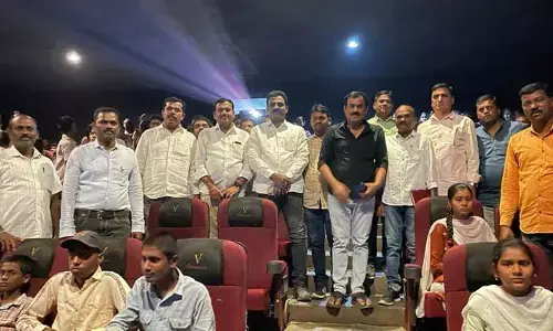 పదో తరగతి విద్యార్థులకు సార్ సినిమా టికెట్లను అందించిన వైస్ ఎంపీపీ..