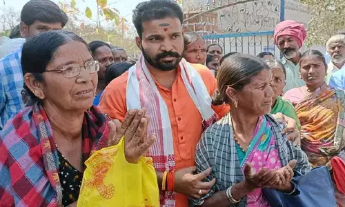 నమ్మి మోసపోయాం.. ఆదరించి ఆదుకోండి..!