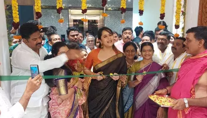 సిరిసిల్లలో అనసూయ సందడి సిరిసిల్లలో అనసూయ సందడి