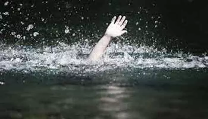 Nellore: చెరువులో పడవ బోల్తా.. ఆరుగురు చిన్నారుల గల్లంతు Nellore: చెరువులో పడవ బోల్తా.. ఆరుగురు చిన్నారుల గల్లంతు