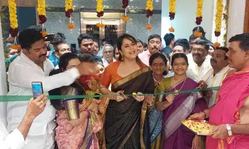 సిరిసిల్లలో అనసూయ సందడి