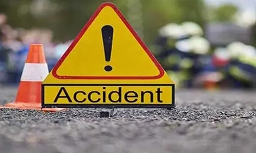 Road Accident: బైక్‌ను ఢీకొట్టిన లారీ.. ఇద్దరు విద్యార్థుల మృతి