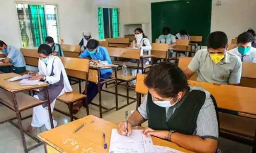 మరొకరి ఓఎంఆర్ షీట్ లో పరీక్ష రాస్తూ దొరికిన అభ్యర్థి..