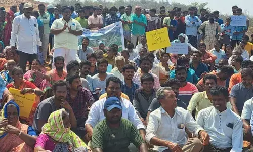 పులిగుట్ట మైనింగ్ ఆపండి.. అమడబాకుల గ్రామస్తుల ఆందోళన