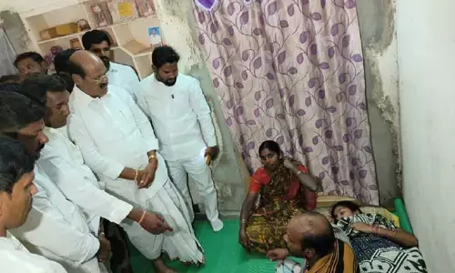 ప్రదీప్ కుటుంబానికి లక్ష రూపాయలు అందజేసిన ఆర్టిసీ చైర్మెన్..