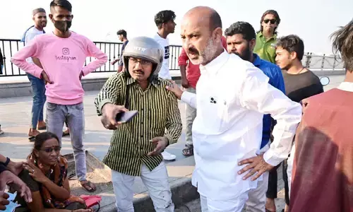 మానవత్వం చాటుకున్న బీజేపీ చీఫ్ బండి సంజయ్