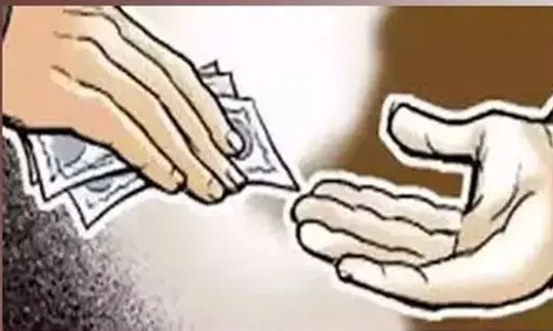 పోలీసుల పేరు చెప్పి రౌడిషీటర్ల వద్ద వసూళ్లు..