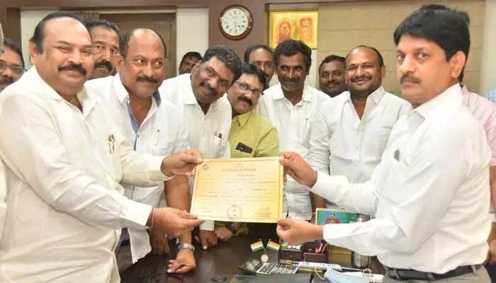 Nellore: వైసీపీ ఏకగ్రీవం... సంబురాల్లో నేతలు Nellore: వైసీపీ ఏకగ్రీవం... సంబురాల్లో నేతలు
