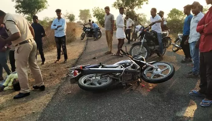 స్కూల్ ఆటో, బైక్ ఢీ.. పలువురు విద్యార్ధులకు గాయాలు.. స్కూల్ ఆటో, బైక్ ఢీ.. పలువురు విద్యార్ధులకు గాయాలు..