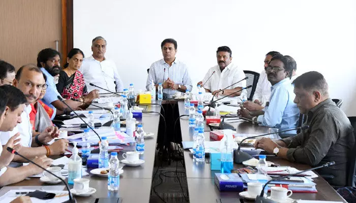 అర్హులైన అందరికీ ఇళ్ల స్థలాలు ఇచ్చేందుకు సర్కార్ సిద్ధం: కేటీఆర్ అర్హులైన అందరికీ ఇళ్ల స్థలాలు ఇచ్చేందుకు సర్కార్ సిద్ధం: కేటీఆర్