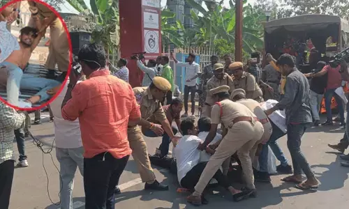 వరంగల్ KMC వద్ద తీవ్ర ఉద్రిక్తత.. సైఫ్‌ను ఉరితీయాలని ఏబీవీపీ డిమాండ్