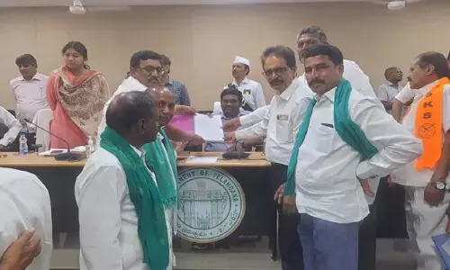 కలెక్టర్ కు నోటీసులు అందించిన చక్కర కర్మాగారం రైతులు..