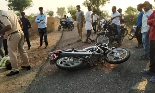 స్కూల్ ఆటో, బైక్ ఢీ.. పలువురు విద్యార్ధులకు గాయాలు..
