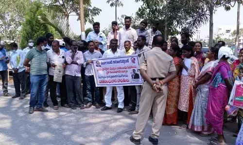 దళిత బంధు లబ్దిదారుల ఆందోళన.. అదనపు కలెక్టర్‌కు వినతి పత్రం