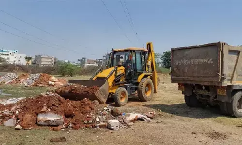 కాముని చెరువు పూడ్చివేత కథనానికి స్పందించిన రెవెన్యూ అధికారులు..
