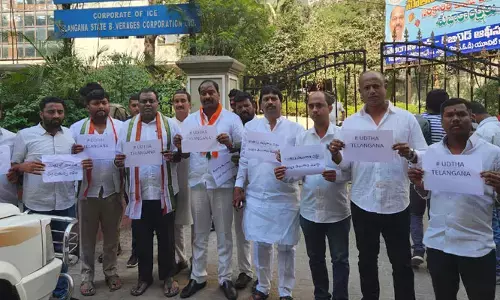 మద్యం బంద్ చేయాలని ఎక్సైజ్ ​కార్యాలయం ముందు కాంగ్రెస్​ నేతల ధర్నా