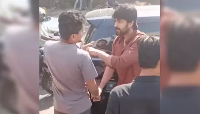 ఆ అమ్మాయి ప్రియుడితో గొడవ పెట్టుకున్న యంగ్ హీరో.. రోడ్డు మీదే అలా చేస్తూ.. ఆ అమ్మాయి ప్రియుడితో గొడవ పెట్టుకున్న యంగ్ హీరో.. రోడ్డు మీదే అలా చేస్తూ..