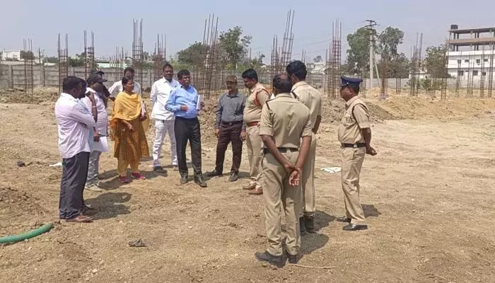 హైకోర్టు ఆదేశాలతో కాలువ జాయింట్ సర్వే కోసం తనిఖీ.. హైకోర్టు ఆదేశాలతో కాలువ జాయింట్ సర్వే కోసం తనిఖీ..