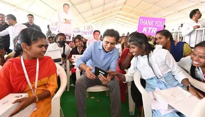 ఒక్కో ట్యాబ్ విలువ రూ. 86 వేలు.. మీకు వీటిని ఫ్రీగా ఇస్తున్నాం... బాగా చదువుకోండి ఒక్కో ట్యాబ్ విలువ రూ. 86 వేలు.. మీకు వీటిని ఫ్రీగా ఇస్తున్నాం... బాగా చదువుకోండి