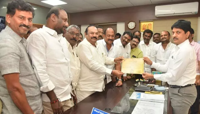 ఎమ్మెల్సీగా ధృవీకరణ పత్రం అందుకున్న మురళి ఎమ్మెల్సీగా ధృవీకరణ పత్రం అందుకున్న మురళి