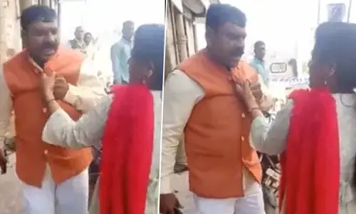 మార్కెట్‌లో అసభ్యకరంగా ప్రవర్తించిన రాజకీయనేత.. చెప్పుతో బుద్ధి చెప్పిన మహిళ (వీడియో)