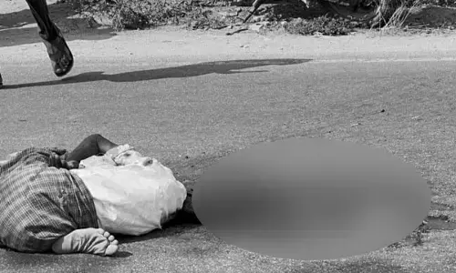 రోడ్డు దాటుతున్న వ్యక్తిని ఢీకొట్టిన డీసీఎం.. వృద్ధుడు మృతి